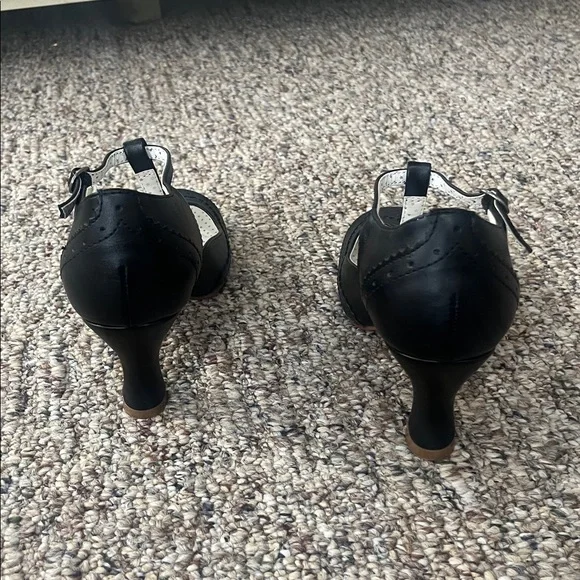 Unique Vintage Black T-Strap Heels - Picture 4 of 9
